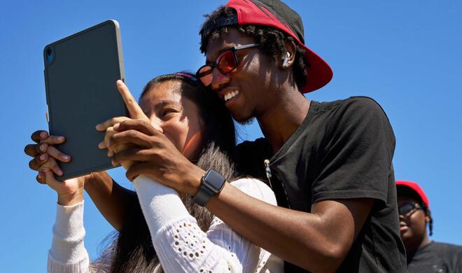 Das Programm Photography for All des The Chicago Lighthouse findet bereits im vierten Jahr statt und nutzt Apple Technologie, um Jugendlichen, die rechtlich blind sind oder eingeschränktes Sehvermögen haben, das Fotografieren beizubringen.