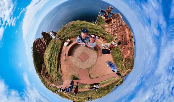 Tiny-Planet-Aufnahmen sehen spektakulär aus. Im Bild gut zu sehen: Die Software der Kamera lässt den Selfiestick verschwinden.