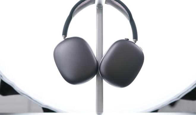 Für die AirPods Max gibt es ebenfalls einen Standfuß