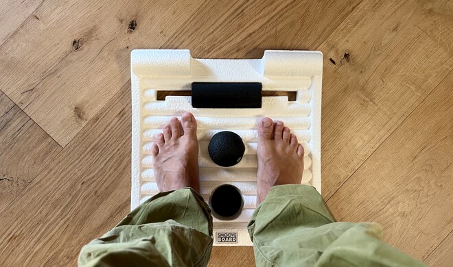 Interessante Mischung aus Anti-Ermüdungsmatte und Fitnessgerät: das Smoove Board von Blackroll.