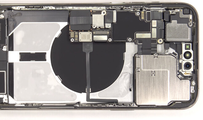 Sobald die Batterie raus ist, ist viel Platz im iPhone 14 Pro