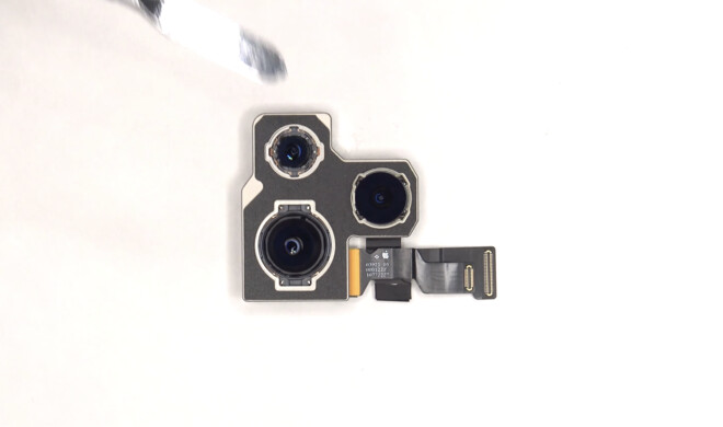 Die Triple-Kamera befindet sich auf einer Platine