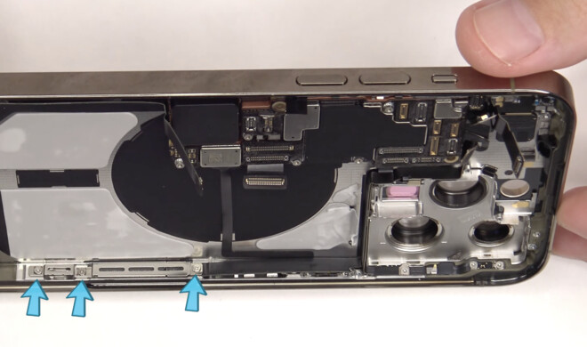 Das Logic Board ist mit mehreren Schrauben befestigt