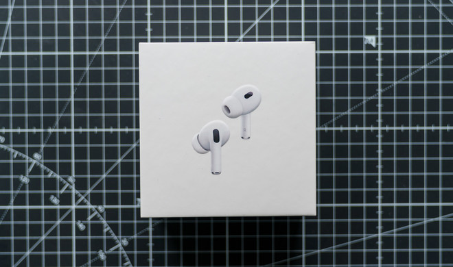 Alte Schachtel? Von wegen! Ein neues Design blieb bei den AirPods Pro zwar aus, im Detail aber hat sich sowohl an den In-Ears selbst (etwa die optimierte Position der ANC-Mikrofone) als auch am Ladecase (Lanyard-Befestigung, Lautsprecher) eine...
