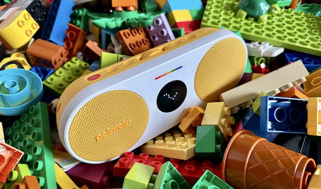 Geschwister im Geiste: Der Polaroid P2 ist so poppig wie ein Haufen Klemmbausteine!