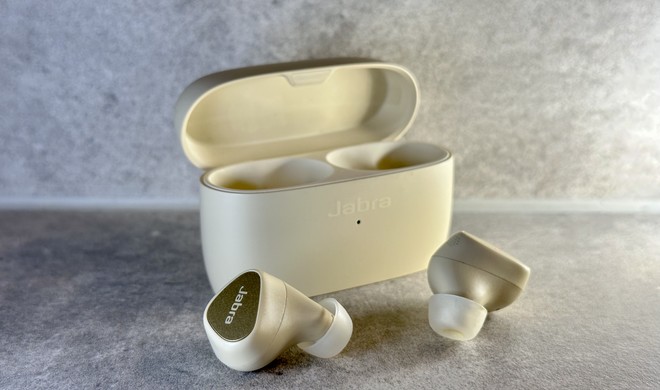 Die neuen Jabra Elite 5 gibt es in Schwarz, einem etwas helleren Titanschwarz und Goldbeige.