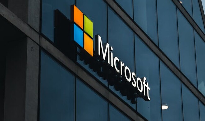 Glaspaneele an der Außenseite des Microsoft-Gebäudes