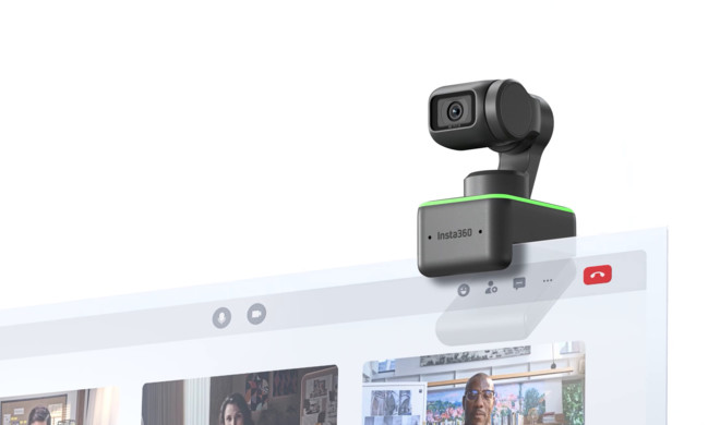 Befestigt wird die Insta360 Link wahlweise über den integrierten Haltemechanismus oder über das integrierte Standard-Stativgewinde.