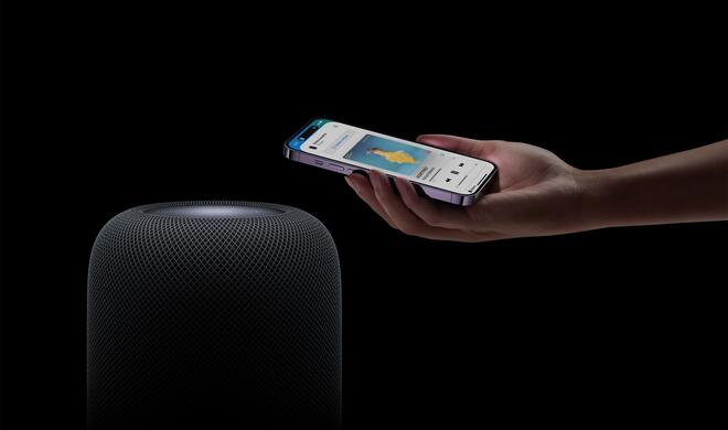 Um die Wiedergabe einfach zu steuern oder personalisierte Empfehlungen für Songs und Podcasts zu erhalten, können alle Personen im Haushalt ein iPhone nah an den HomePod halten – die Vorschläge werden automatisch angezeigt.
