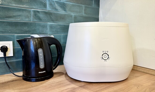 Größenvergleich: In den Wasserkocher passen 1,5 Liter. Der wesentlich größere Komposter hat ein Fassungsvermögen von bis zu 3 Litern.