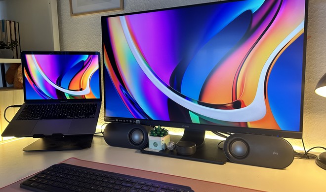 Der massige Standfuß zeugt von Stabilität, aber der Prolite kommt ob seiner Größe auch schon mal etwas ins Wanken.