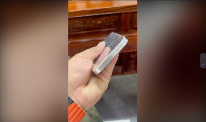 Im Internet tauchten bereits Aufnahmen eines iPhone-15-Pro-Dummys auf.