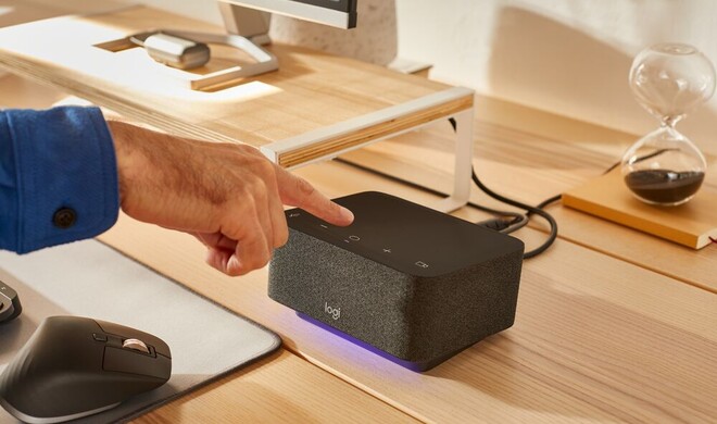 Das Logi Dock gibt Statusmeldungen mithilfe von Licht- und Audiosignalen wieder. So kannst du etwa einem terminierten Meeting beitreten, das Mikrofon und/oder die Kamera ein- und ausschalten sowie die Lautstärke verändern, ohne die Maus in die Hand zu nehmen.