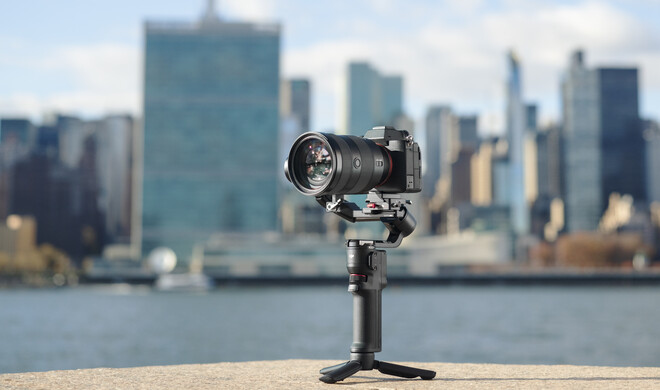 Mit dem Osmo hat DJI ein Gimbal für Smartphones im Programm. Der RS3 Mini für Systemkameras ist nur wenig größer und passt auch in ein kleines Paket.