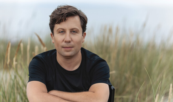 Benjamin Reiners ist seit 2019 Generalmusikdirektor der Landeshauptstadt Kiel sowie Leiter des Philharmonischen Orchesters und der Oper der Stadt, außerdem gefragter Gastdirigent an zahlreichen bedeutenden Opern- und Konzert­häusern.