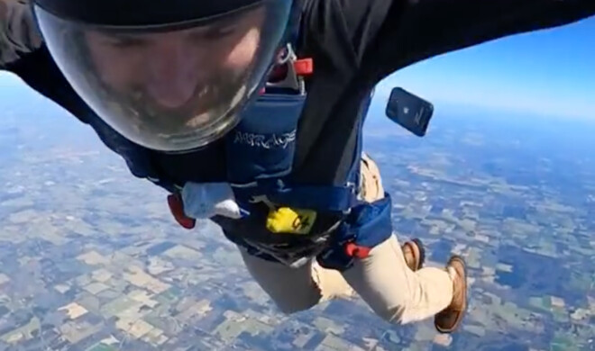 Hier verabschiedet sich das iPhone aus der Tasche des Fallschirmspringers