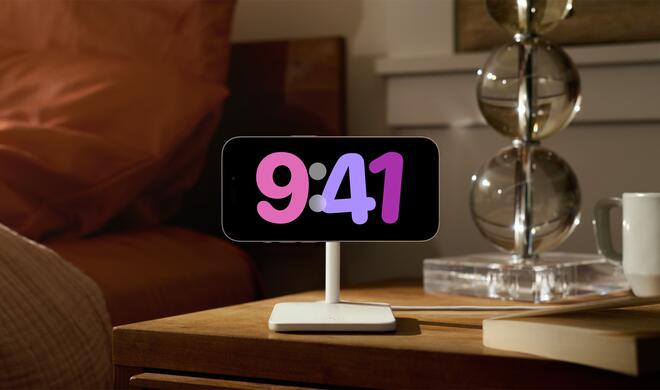 Zunächst benötigst du einen Stand, der dein iPhone lädt und im Querformat aufnehmen kann.