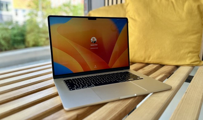 Mehr Platz ist mehr Platz: Das 15“-Display ist schon auf den ersten Blick deutlich größer als beim 13“-MacBook-Air. Das ist auch im Alltag spürbar.
