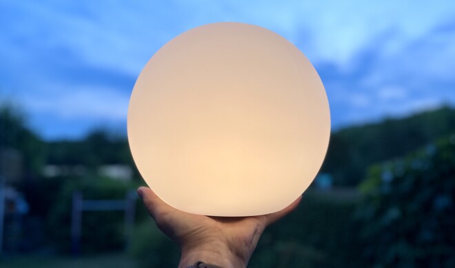 Wenn es dunkel wird, kommt der große Auftritt von Eves neuer Lichtkugel.