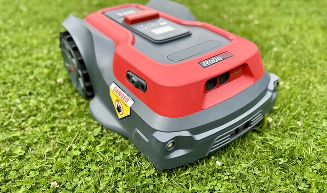 Mut zur Farbe: Der T1000 von Roboup ist dank seines roten Chassis auf dem Rasen nicht zu übersehen.