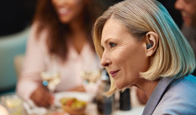 Sind von handelsüblichen In-Ears nicht zu unterscheiden, verstärken aber dank direktionaler Beamforming-Mikrofone Gespräche: die Jabra Enhance.