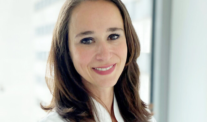 Die gebürtige Marburgerin Dr. med. Veronika Wolter erkrankte im Alter von neun Jahren an einer Hirnhautentzündung, die zunächst zu einer mittel-, später hochgradig und an Taubheit grenzenden Hörschädigung führte. Durch ein...