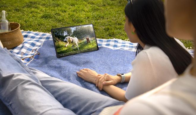 Auch Draußen bietet das Samsung Galaxy Tab S9 ein tolles Bild und großartigen Sound