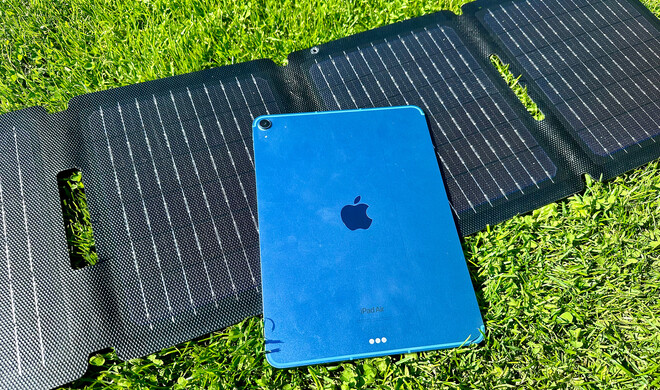Kann iPhone und iPad zeitgleich mit Strom versorgen: das Solarpanel Solix PS30 von Anker. 