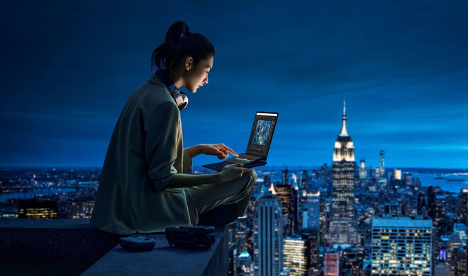 Asus bietet das „Zenbook Pro 14 Duo OLED“ in drei Prozessorvariationen an. Das Topmodell verfügt über ein 20-kerniges Intel-Core-i9-System-on-a-Chip (SoC) der zwölften Generation, das mit bis zu 5,4 Gigahertz taktet. Ihm zur Seite steht...