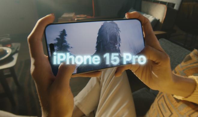 iPhone 15 Pro beim Spielen