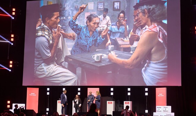 Die indonesische Fotografin Dikye Ariani hat beim CEWE Photo Award 2023, dem weltgrößten Fotowettbewerb, sowohl in der Katgeorie &quot;Menschen&quot; als auch insgesamt die Jury überzeugt.