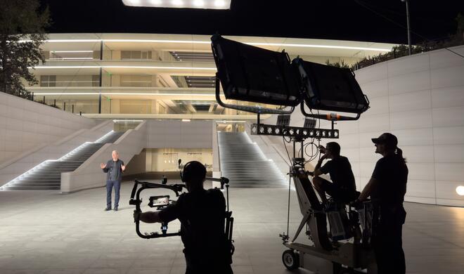 Tim Cook am Set für Unheimlich Schnell im Apple Park.