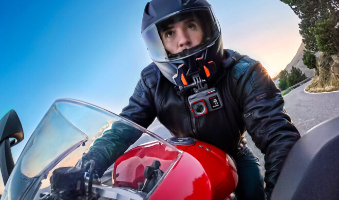 Auch auf dem Motorrad macht sie eine gute Figur