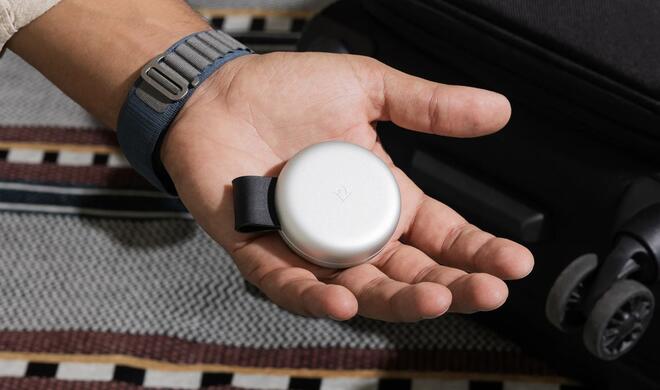 Das kompakte Butterfly-Ladegerät lässt sich kompakt falten.