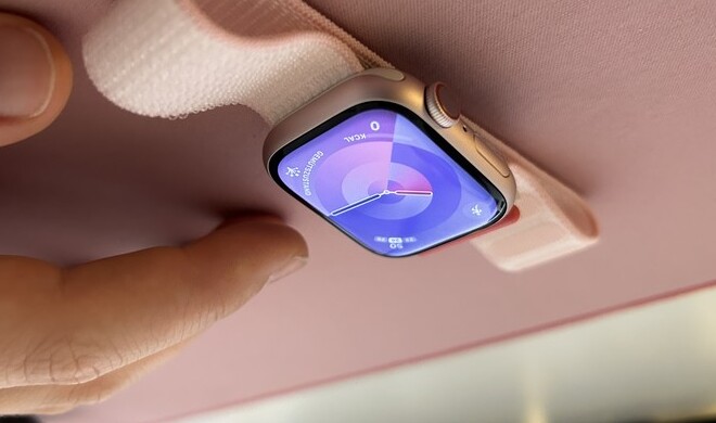 Ganz in rosa und mit neuem, CO2-neutralen Sport Loop: die neue Apple Watch Series 9.