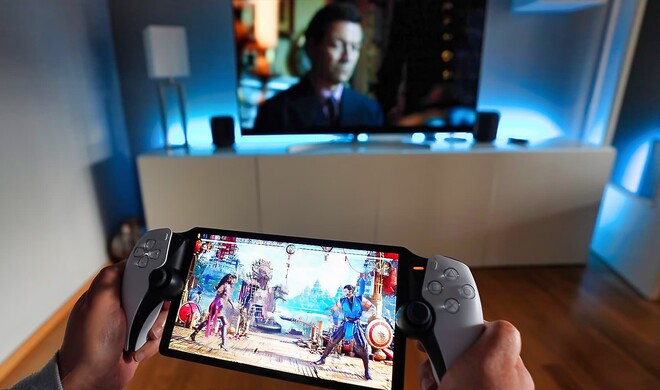 PS5-Games zocken – auch, wenn die Glotze mal nicht frei ist: Der Playstation Portal Remote Player streamt Spiele via WLAN-Verbindung auf den Screen.