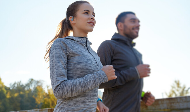 Sitzen sicher am Ohr, lassen Umgebungsgeräusche durch und sind leicht zu reinigen: Die JVC Nearphones HA-NP50T eignen sich gut für den Sport.