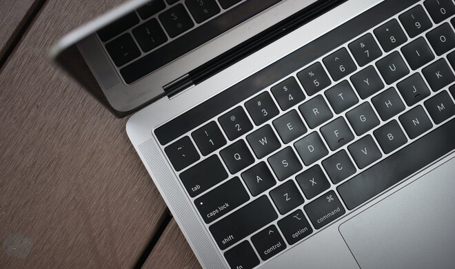 Vor allem die MacBook-Tastatur kann schnell schmutzig werden, ist aber ebenso schnell wieder gereinigt.