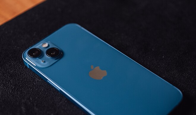 Auch das iPhone benötigt regelmäßige Pflege. Vor allem die Ladebuchse ist ein wahrer Fusselfänger.