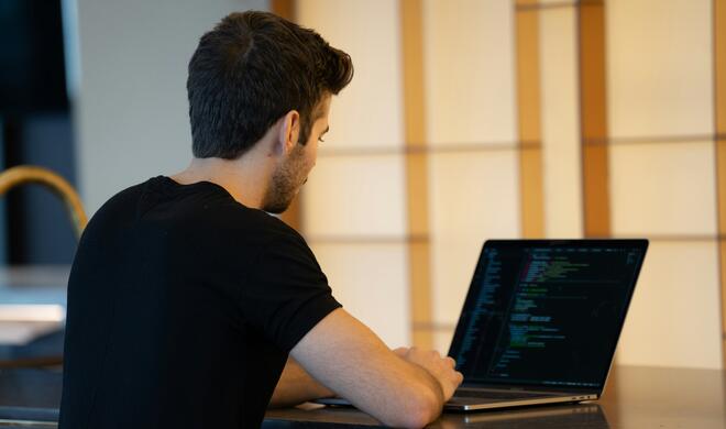 Entwickler bei der Arbeit