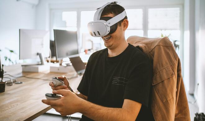 Meta Quest 3 bei der Arbeit.