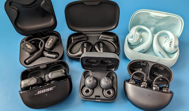 Sechs Open-Ear-Kopfhörer im Vergleich – im Uhrzeigersinn: Shokz Openfit, JVC Nearphones, Soundcore Aerofit Pro, Huawei Freeclip, Sony Linkbuds, Bose Ultra Open Earbuds.
