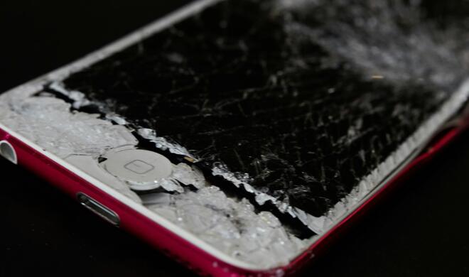 iPhone mit der berühmten Spinnennetz-App (in fortgeschrittenem Zustand)