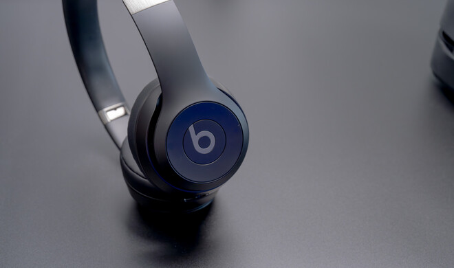 Die Beats Solo 4 sind in Mattschwarz (hier im Bild), Schieferblau und Wolkenrosa zu haben.