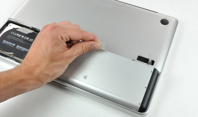 Es gab eins eine Zeit, in der war der Akku eines MacBook innerhalb weniger Sekunden gewechselt – nicht mal eine Schraube musste dafür gelöst werden.