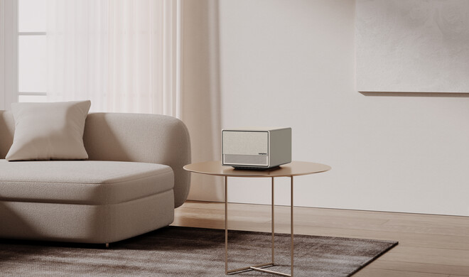 Clever: Die Optik liegt versteckt unter einer motorisierten und mit Stoff bezogenen Verblendung. Ist der Horizon Ultra nicht im Betrieb, fällt er gar nicht als Beamer auf.