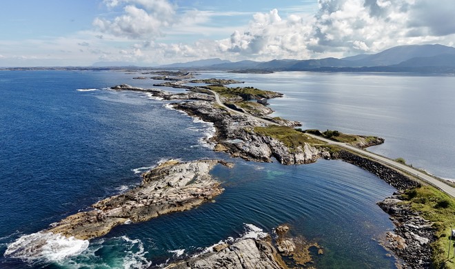 Mit der Drohne über die berühmte Atlantikstraße in Norwegen.