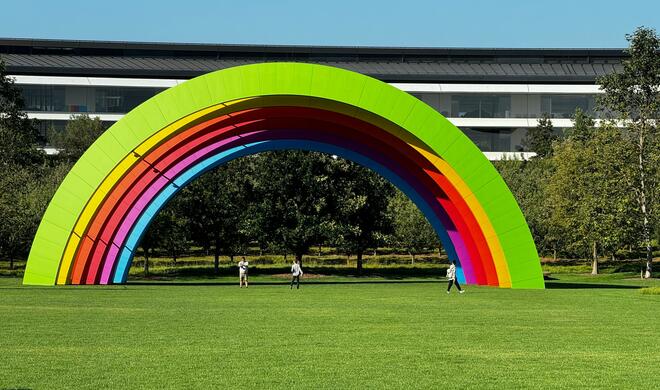 Der Regenbogenbogen im Apple Park