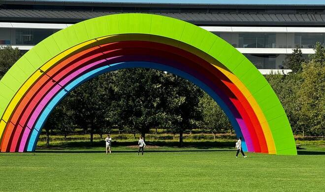 Der Regenbogenbogen im Apple Park