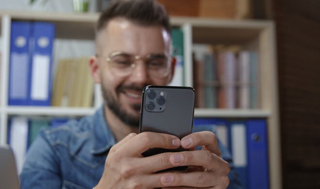 Mit deinem iPhone kannst du deinen Bildschirm aufzeichnen und als Video teilen.